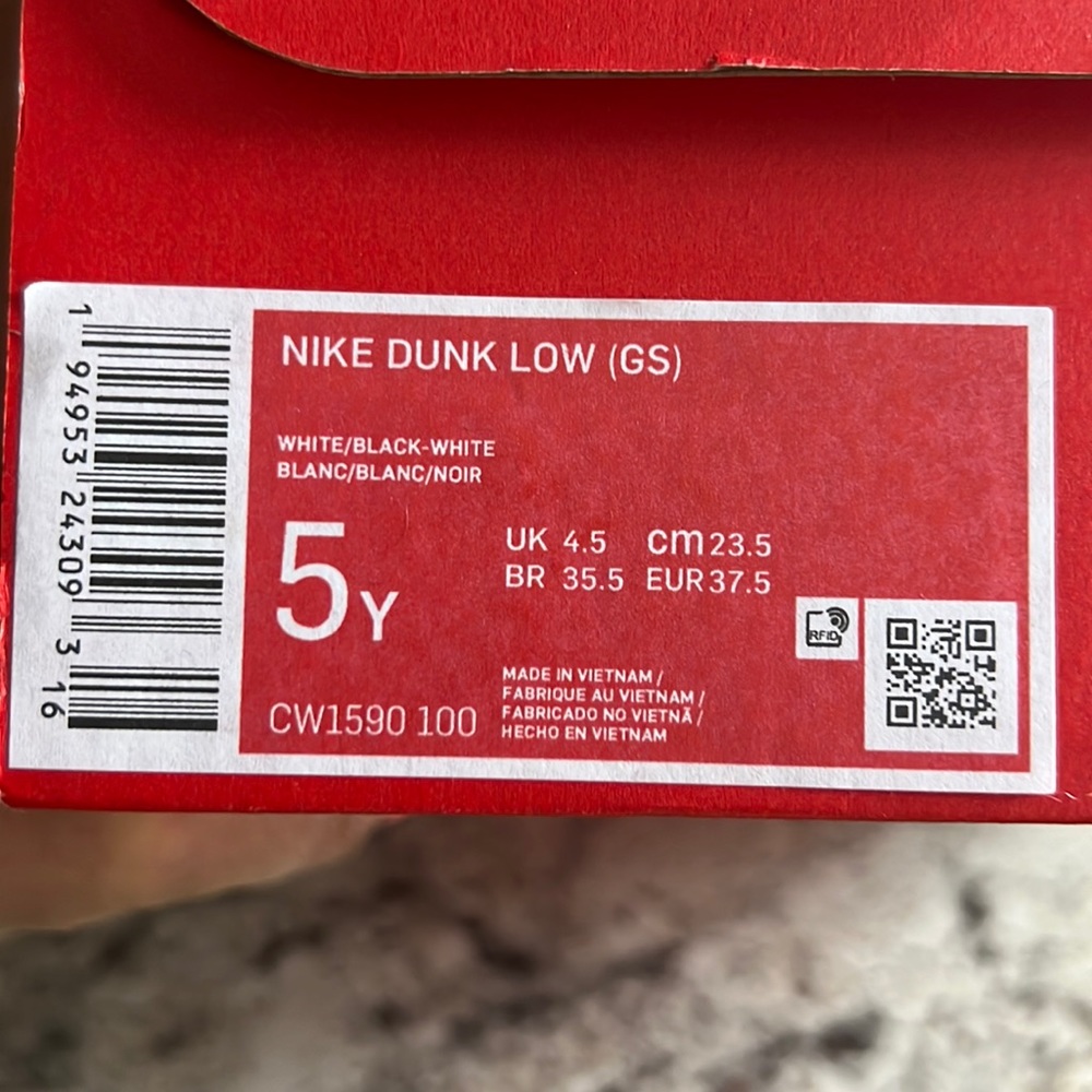 Nike Dunks Pandas! Like new wore twice only!Big on me!! Size 5 youth/6.5 women